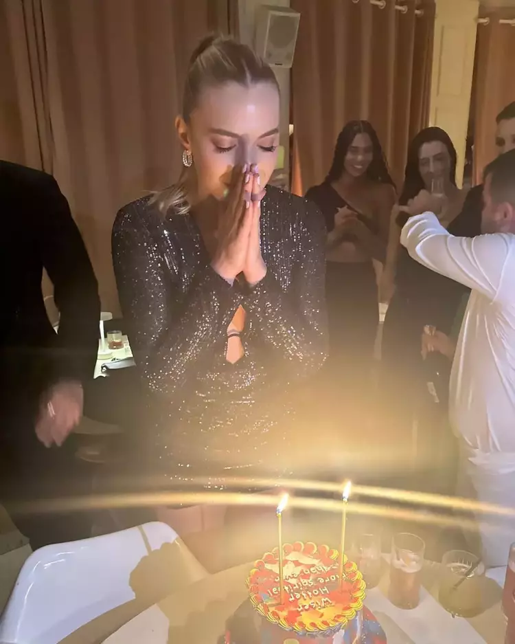 6536065be4bfdc0188205e90 Filenin Sultanlar, Cansu Özbay'ın doğum günü için buluştu