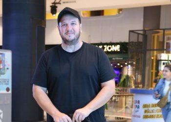 Şahan Gökbakar, gazetecilere tek başına poz verdi