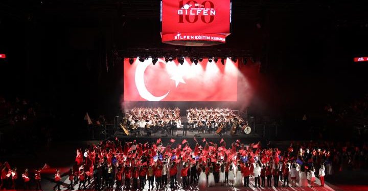 Bilfen Eğitim Kurumları, Cumhuriyetin 100. yılını Volkswagen Arena’da kutladı