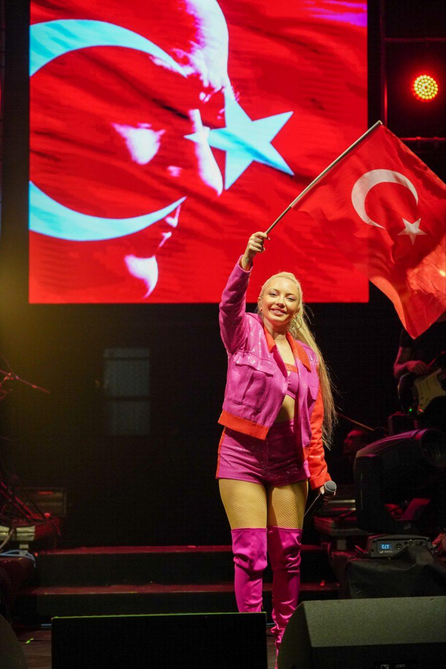 Ece Seçkin, Cumhuriyet Bayramı kutlamaları için iki gün üst üste sahne aldı 3 ece seckin1 Ece Seçkin, Cumhuriyet Bayramı kutlamaları için iki gün üst üste sahne aldı