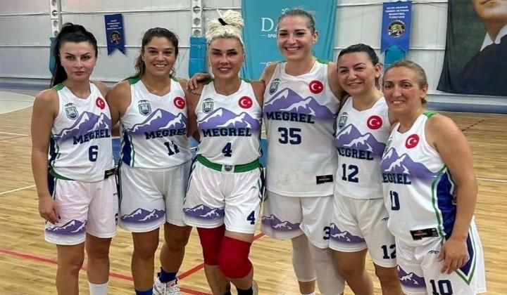 50’lik basketbol kraliçesi turnuvaya damga vurdu