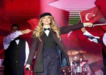 Hadise, Atatürk kostümleri ile sahne aldı
