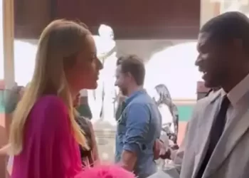 Hadise, Usher’ın elini bir türlü bırakmadı