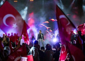 İzmir’de Kenan Doğulu ile tarihi kutlama