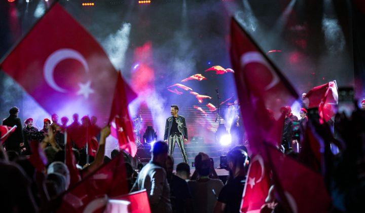 İzmir'de Kenan Doğulu ile tarihi kutlama 2 İzmir’de Kenan Doğulu ile tarihi kutlama