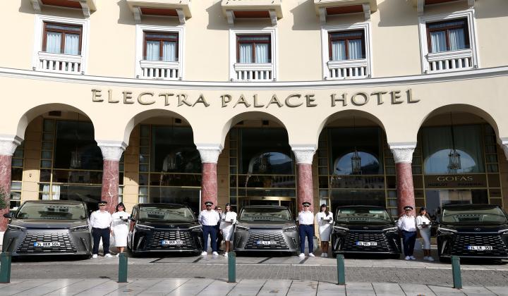 Lexus, yeni LM tanıtımında ünlü isimleri ‘Business Class’ konforuyla ağırladı 1 Lexus, yeni LM tanıtımında ünlü isimleri ‘Business Class’ konforuyla ağırladı