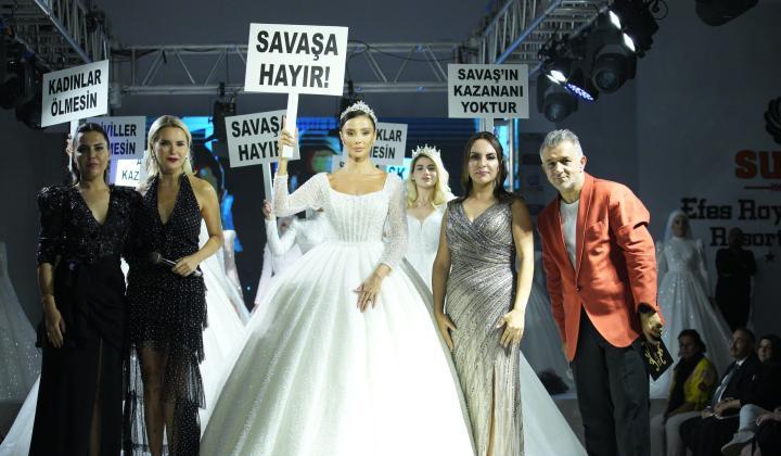 İzmir’de defileye çıkan mankenlerden 'Savaşa Hayır' pankartı 1 İzmir’de defileye çıkan mankenlerden ‘Savaşa Hayır’ pankartı