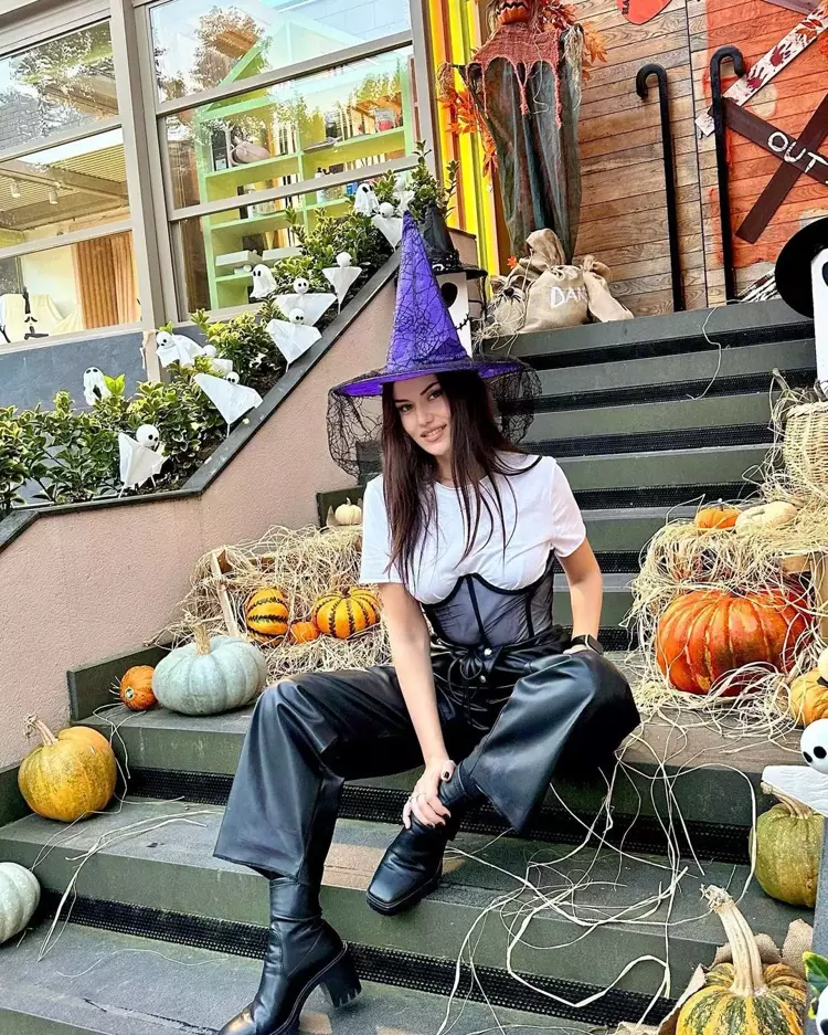Fahriye Evcen'den 'Cadılar Bayramı' pozu 3 654105e7e4bfdc13546d761b Fahriye Evcen'den 'Cadılar Bayramı' pozu