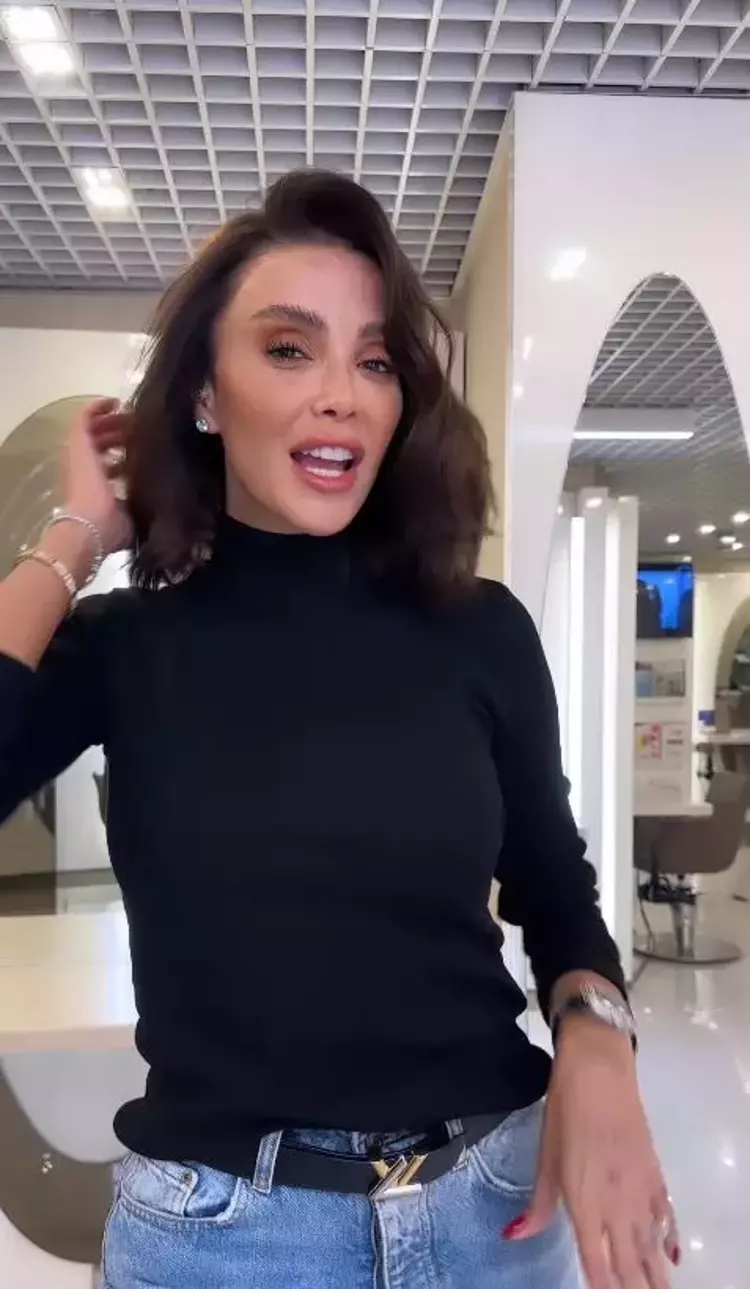 654495bde4bfdd279c46e2d1 Özge Ulusoy uzun saça veda etti