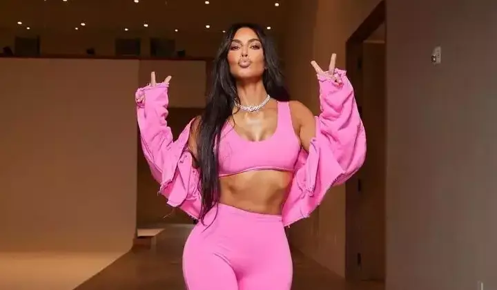 Kim Kardashian'dan transparan açılım 2 Kim Kardashian’dan transparan açılım