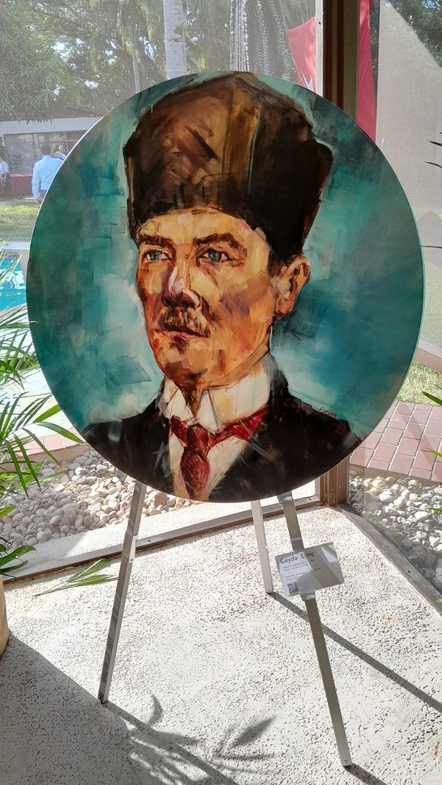 ceydaerinc2 Ceyda Erinç’in, 'Cumhuriyetin Işığında 100. Yıl' isimli Atatürk portresi resepsiyonun göz bebeği oldu