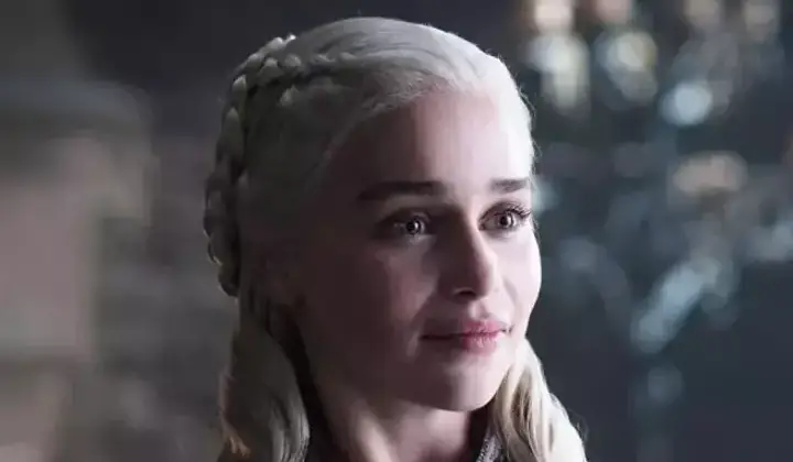 Emilia Clarke, dizinin çekimleri sırasında beyin kanaması geçirmesiyle ilgili konuştu
