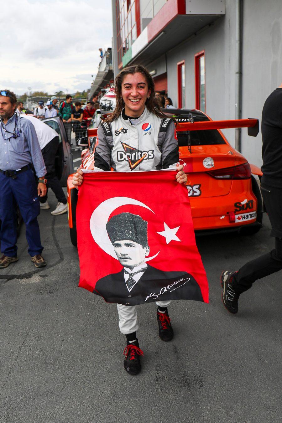 Seda Kaçan, Cumhuriyetin 100. yılında Türkiye bayrağını İtalya'da dalgalandırdı 3 sedakacan1 Seda Kaçan, Cumhuriyetin 100. yılında Türkiye bayrağını İtalya'da dalgalandırdı