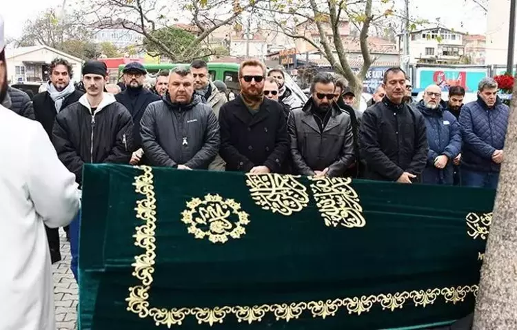 Hilal Altınbilek babasını son yolculuğuna uğurladı 3 65715e08e4bfdd1cd860748b Hilal Altınbilek babasını son yolculuğuna uğurladı