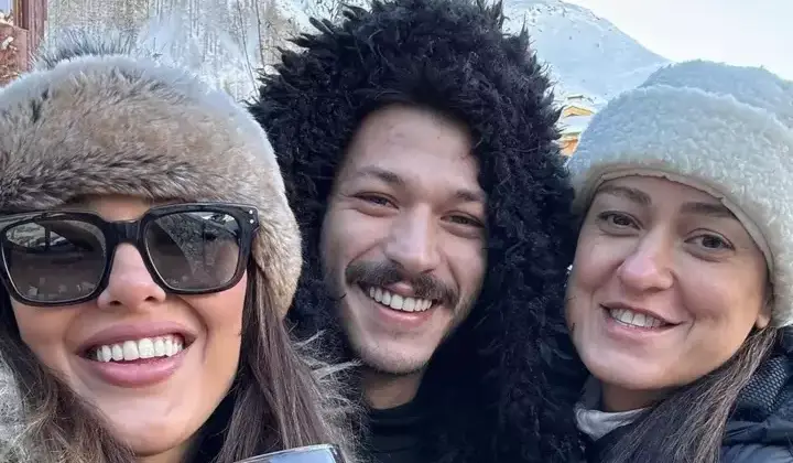 Dilan Çiçek Deniz'den soğuk havada Kubilay Aka'ya seksi pozlar 5 Dilan Çiçek Deniz’den soğuk havada Kubilay Aka’ya seksi pozlar