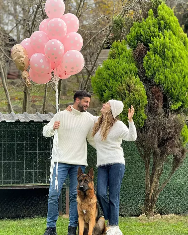 Yıldız Çağrı Atiksoy ve Berk Oktay çiftinin bebeğinin cinsiyeti belli oldu 3 657bf5be623a7853c1b55652 Yıldız Çağrı Atiksoy ve Berk Oktay çiftinin bebeğinin cinsiyeti belli oldu