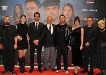 ‘Güneşi Beklerken Simitçi’ filminin galasında gözyaşları sel oldu
