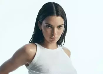 Forbes listesine giren Kendall Jenner’dan üstsüz poz