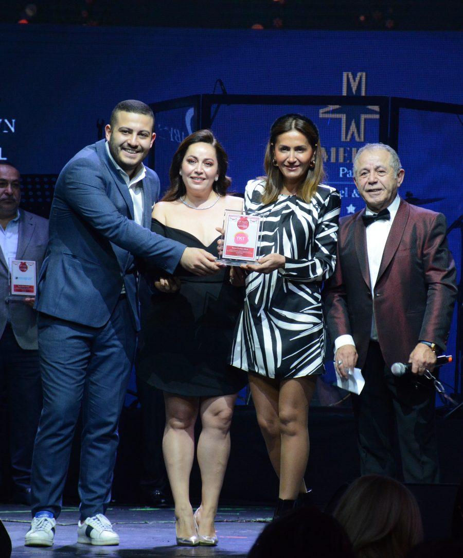Quality of magazine’den büyüyen filosu ile kiralama sektöründe öncü firmalardan birisi haline gelen YKT Filo’ya teşekkür plaketi 2 ykt plaket1 Quality of magazine’den büyüyen filosu ile kiralama sektöründe öncü firmalardan birisi haline gelen YKT Filo’ya teşekkür plaketi