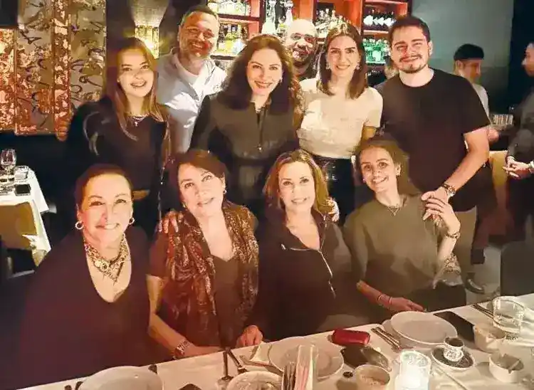 659d3431015e53283537f239 Ezo Sunal'a doğum günü sürprizi