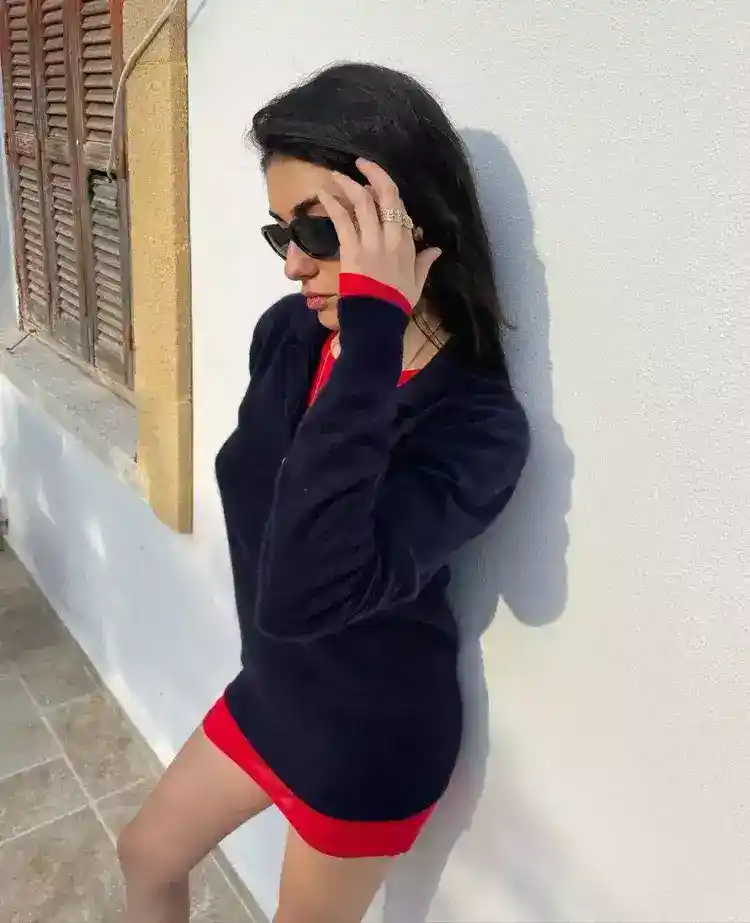 65a62e38f83f454db7977c54 Hazar Ergüçlü mini elbisesiyle takipçilerini selamladı