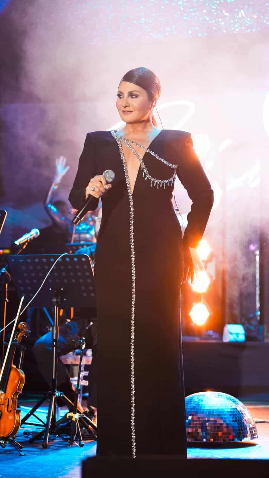 FF2 Sibel Can, Cahide Palazzo sahnesinde yine ışık saçtı