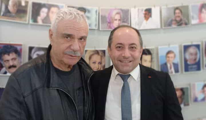İhsan Taş, vizyonda olan filmini dostlarıyla sinema salonunda izledi 1 İhsan Taş, vizyonda olan filmini dostlarıyla sinema salonunda izledi