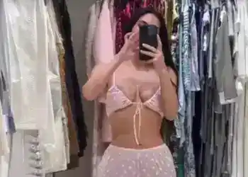 Kim Kardashian eleştirileri gecelik ve sütyenle tiye aldı