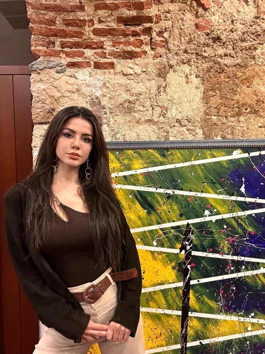 Özge Sarı, yaptığı resimlerle sevenlerini büyülemeye devam ediyor 3 ozgesari1 Özge Sarı, yaptığı resimlerle sevenlerini büyülemeye devam ediyor