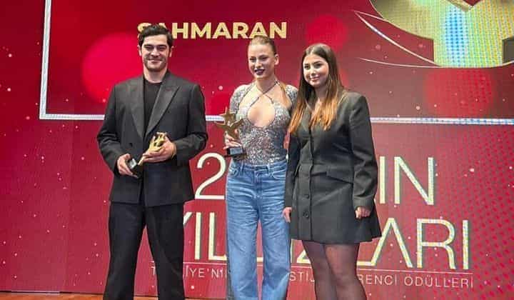 Serenay Sarıkaya'nın ödül sevinci geceye damga vurdu 1 Serenay Sarıkaya’nın ödül sevinci geceye damga vurdu