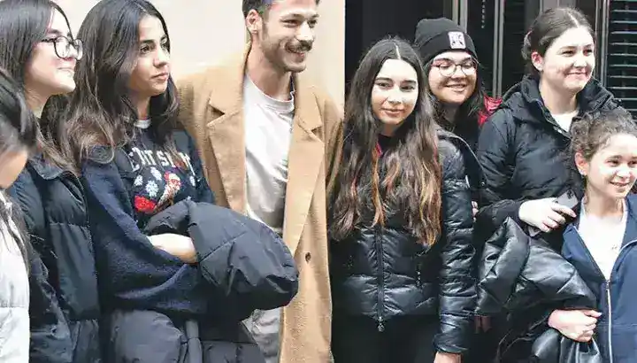 Kubilay Aka'ya genç hayranlarından yoğun ilgi 1 Kubilay Aka’ya genç hayranlarından yoğun ilgi