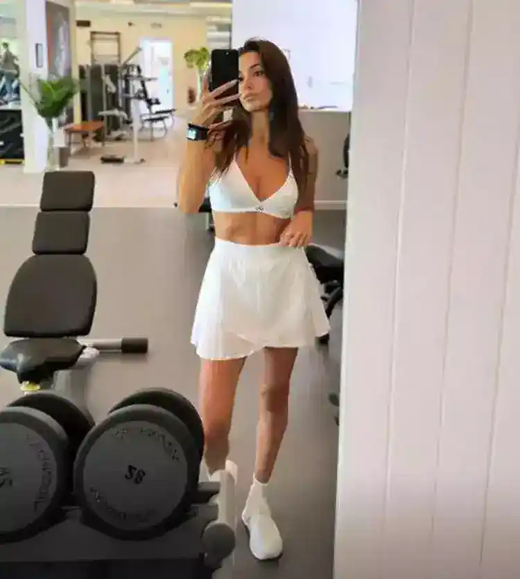 Spor salonu hallerini paylaşan Hande Erçel nefes kesti 3 65d32be7305517379b3b39c4 Spor salonu hallerini paylaşan Hande Erçel nefes kesti