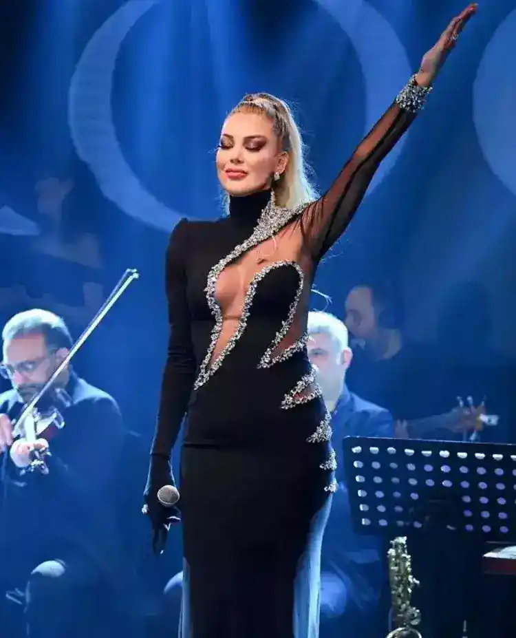 Petek Dinçöz 4.7 milyon TL'lik takısıyla sahnede 3 65dafdbf277e5059539fd3d7 Petek Dinçöz 4.7 milyon TL'lik takısıyla sahnede