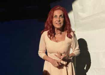 Betül Arım’ın ‘Dışarıda Hiçbir Şey Var’ oyunu izleyici ile buluştu