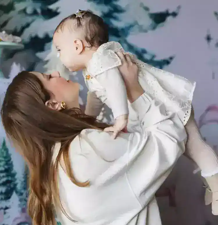 hazalkaya leyla Hazal Kaya ve Ali Atay çifti minik Leyla'nın yüzünü doğum gününde gösterdi