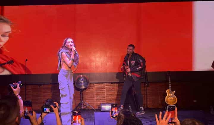 Serra Arıtürk, Ozbi'nin konserinde sahneye çıktı 1 Serra Arıtürk, Ozbi’nin konserinde sahneye çıktı
