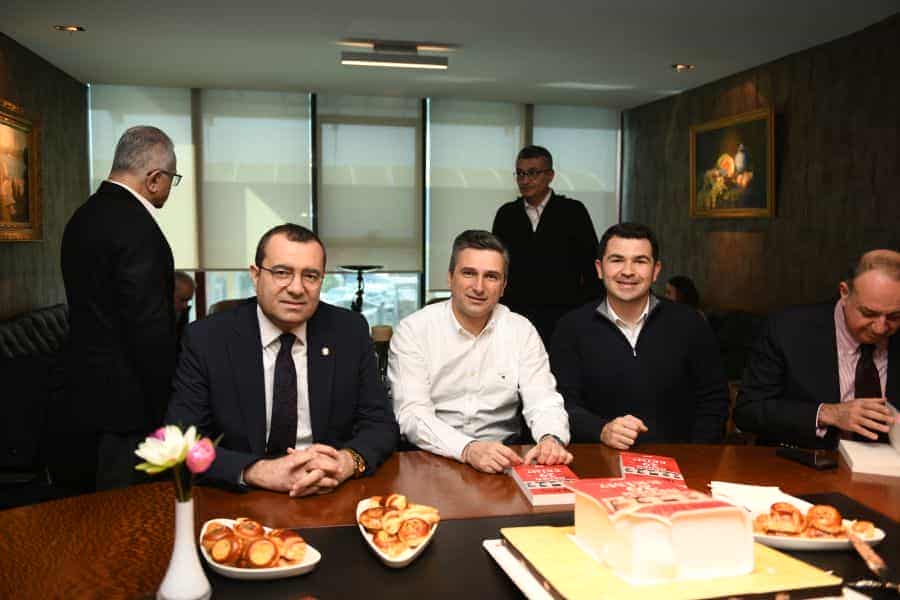 Taha Akyol’a pastalı imza günü 4 taha akyol dgunu2 Taha Akyol’a pastalı imza günü