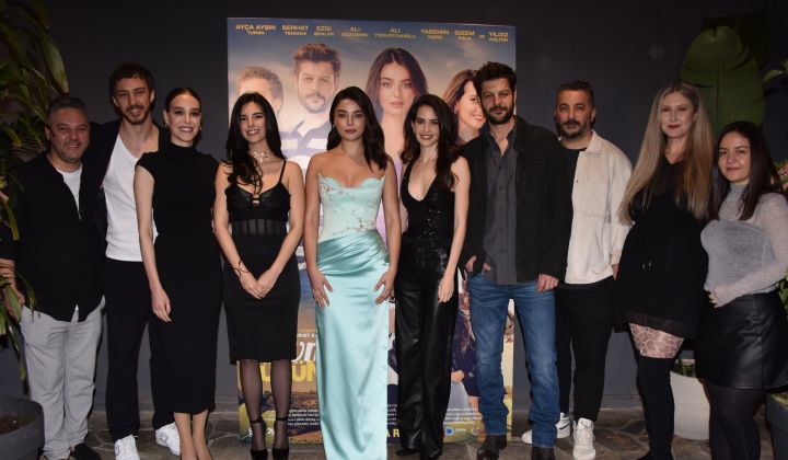 'Sevmek Yüzünden' film ekibinin neşeli gecesi 2 ‘Sevmek Yüzünden’ film ekibinin neşeli gecesi