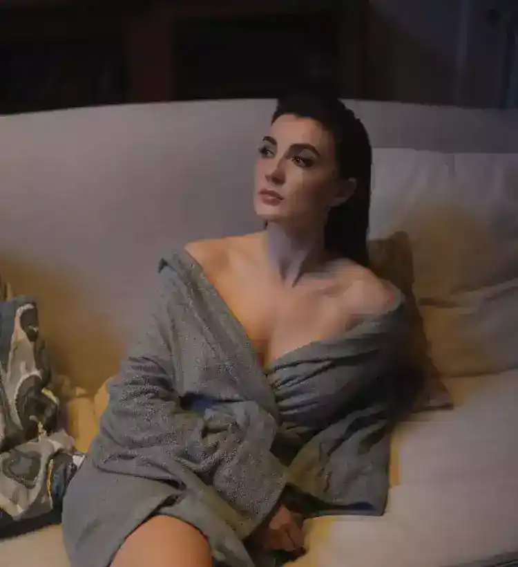 65e83e6c046808ff58fc03c8 Burcu Özberk iddialı pozlarıyla dikkat çekti