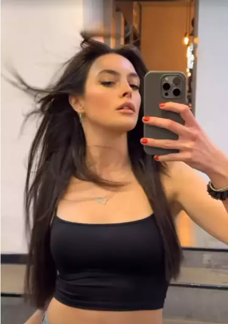 65e96f35277e5059539fe647 Melis Sezen sarı saçlarına veda etti