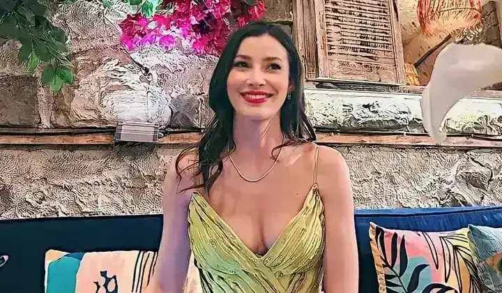 Ünlü oyuncu Müjde Uzman sahnede kuğu gibi süzüldü 3 Ünlü oyuncu Müjde Uzman sahnede kuğu gibi süzüldü