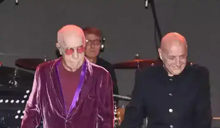 MFÖ, Özkan Uğur'suz ilk konserine çıktı 1 MFÖ, Özkan Uğur’suz ilk konserine çıktı