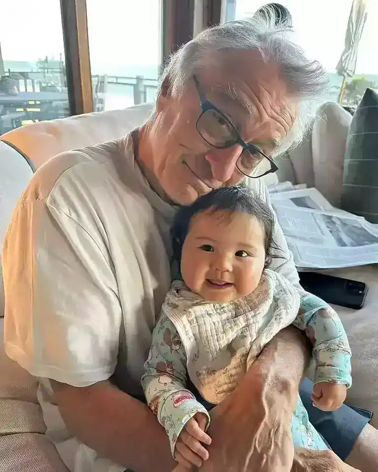 65fc248da53a6e23a1a9eb1b 79 yaşındaki Robert De Niro 10 aylık kızıyla poz verdi
