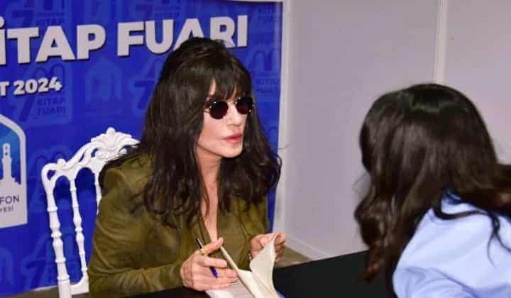 Ayşegül Aldinç, sevenleri için imza günü düzenledi 1 Ayşegül Aldinç, sevenleri için imza günü düzenledi