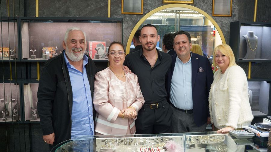 adnansenses2 Adnan Şenses'in kızı Arzum Şenses Alkuş babasının adını altın harflerle yazdı
