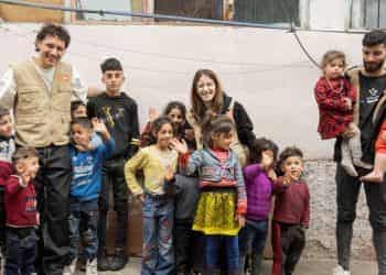 Hazal Kaya ve Edis deprem bölgesini ziyaret etti