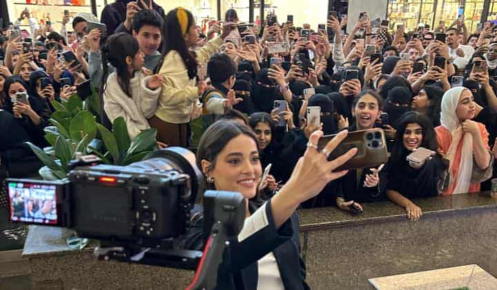 Güzel oyıuncu Simay Barlas, Suudi Arabistan’da hayranlarıyla buluştu