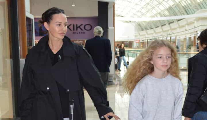 Yasemin Özilhan kızı ile alışveriş keyfinde
