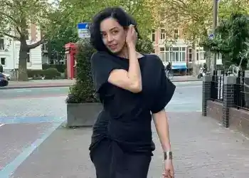 İkinci kez anne olan Azra Akın bebeğiyle ilk fotoğrafını paylaştı