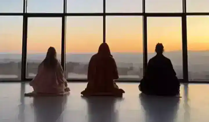 Çağla Şikel yine kampa girdi ve meditasyon yapıp, yemek dağıttı 1 Çağla Şikel yine kampa girdi ve meditasyon yapıp, yemek dağıttı